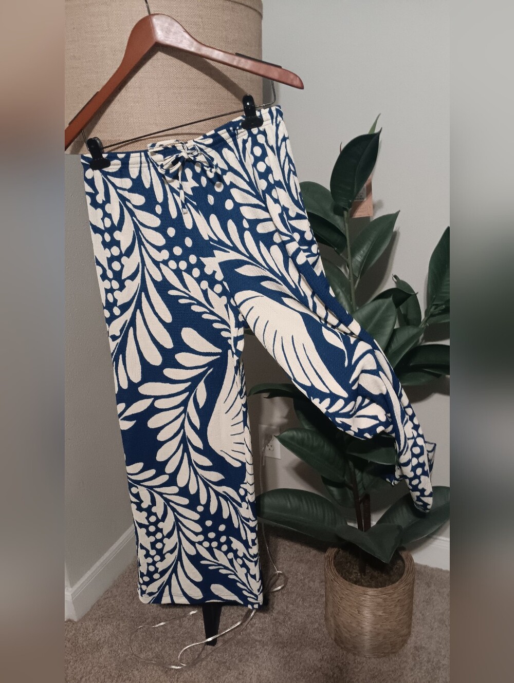 H&M Blue and White Tropical Print Wide-Leg Pants Small